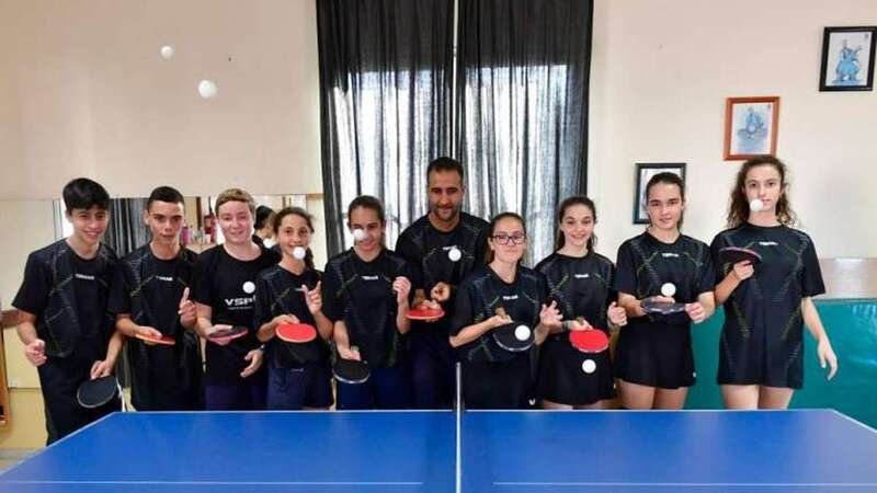 Natanael Valencia posa con sus alumnos en la sede del equipo Mario Bayer, en Playa del Hombre (Foto C7) 